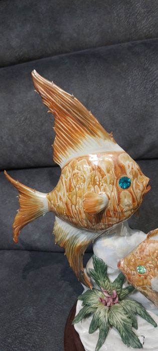 Estátua de peixes em porcelana e madeira