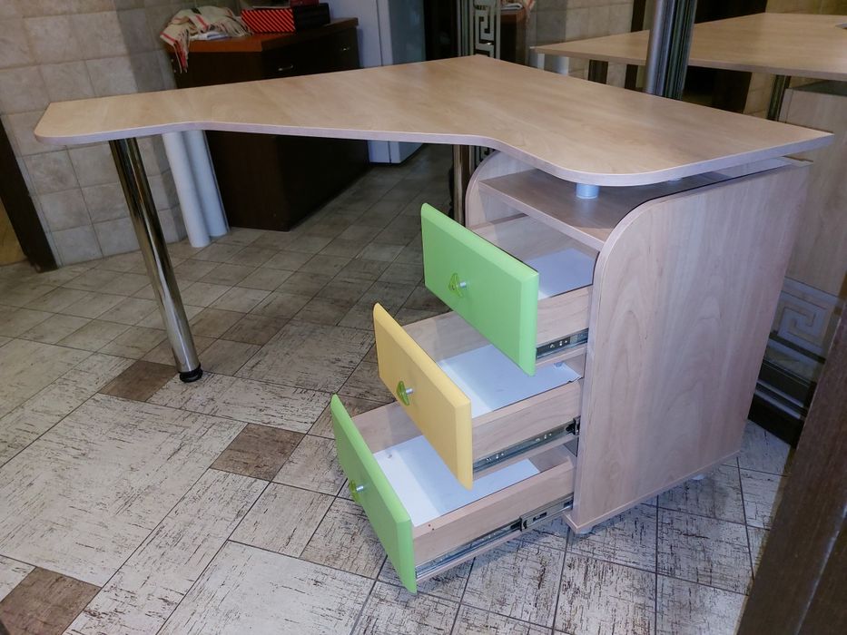 Стіл письмовий кутовий