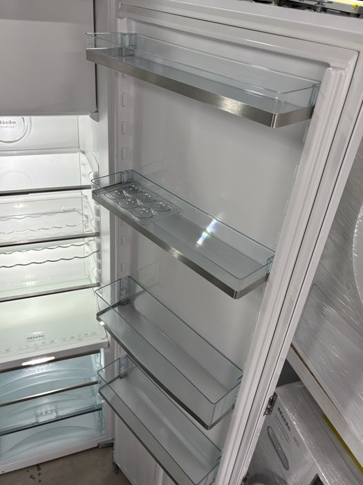 Miele K 37682 iDF — вбудований холодильник з морозильною камерою