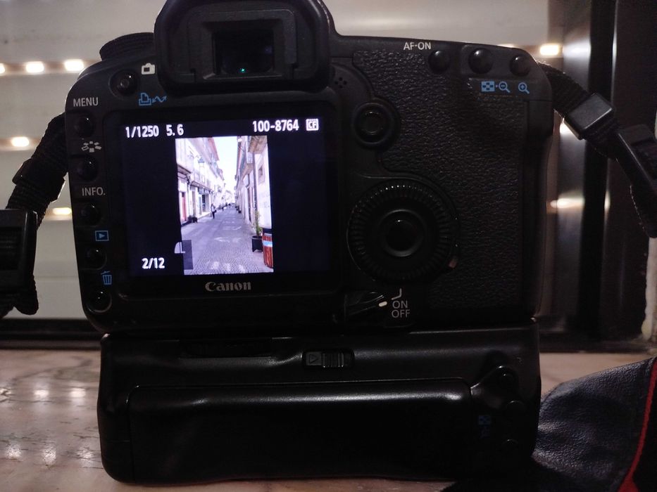 Canon 5D Mark II full frame c/ Grip, 2 Baterias, 96GB 22 mil Disparos