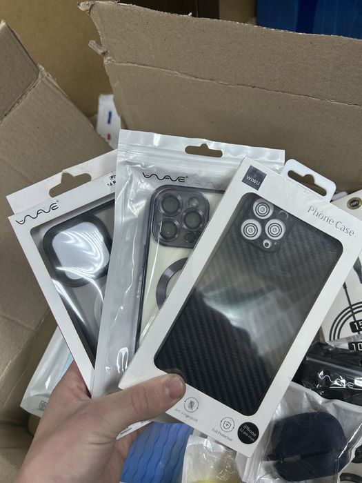 Продам все що в коробці,чохли на iPhone,AirPods,кабелі,перехідники