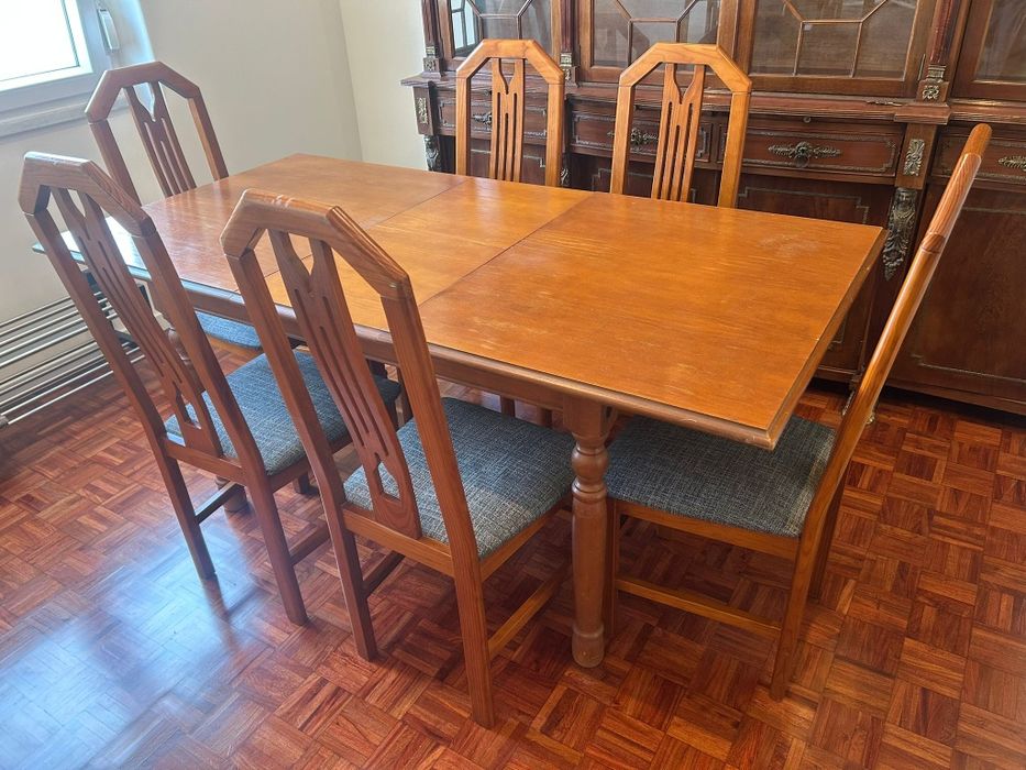 Conjunto de mesa e 6 cadeiras