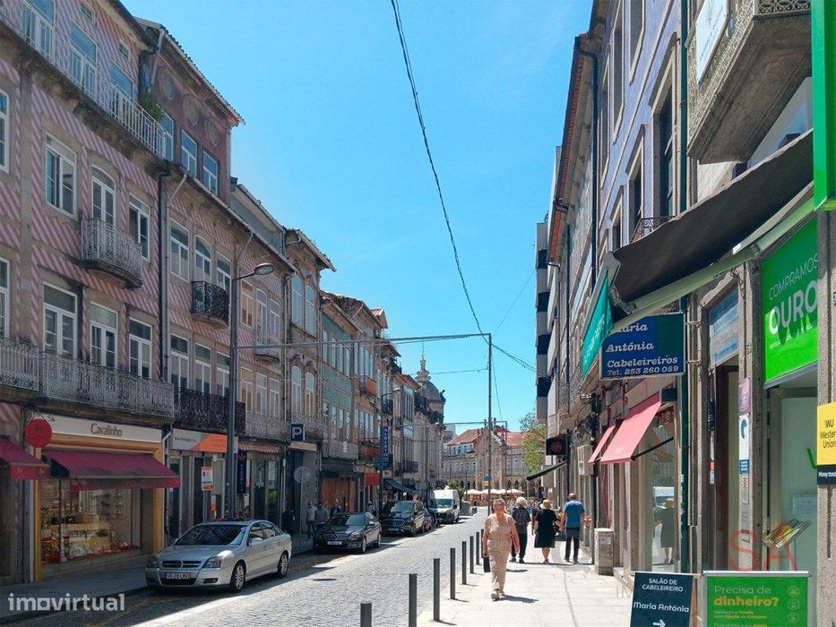 Apartamento T1 com varanda em prédio novo no centro histórico de Br...