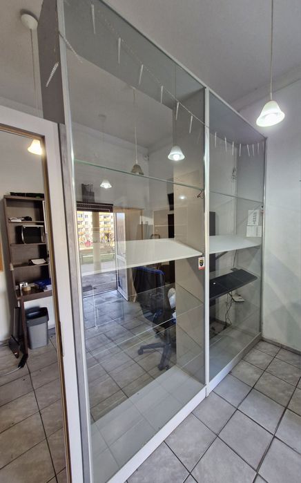 Solidny regał/witryna z 3 elementów podswietlane