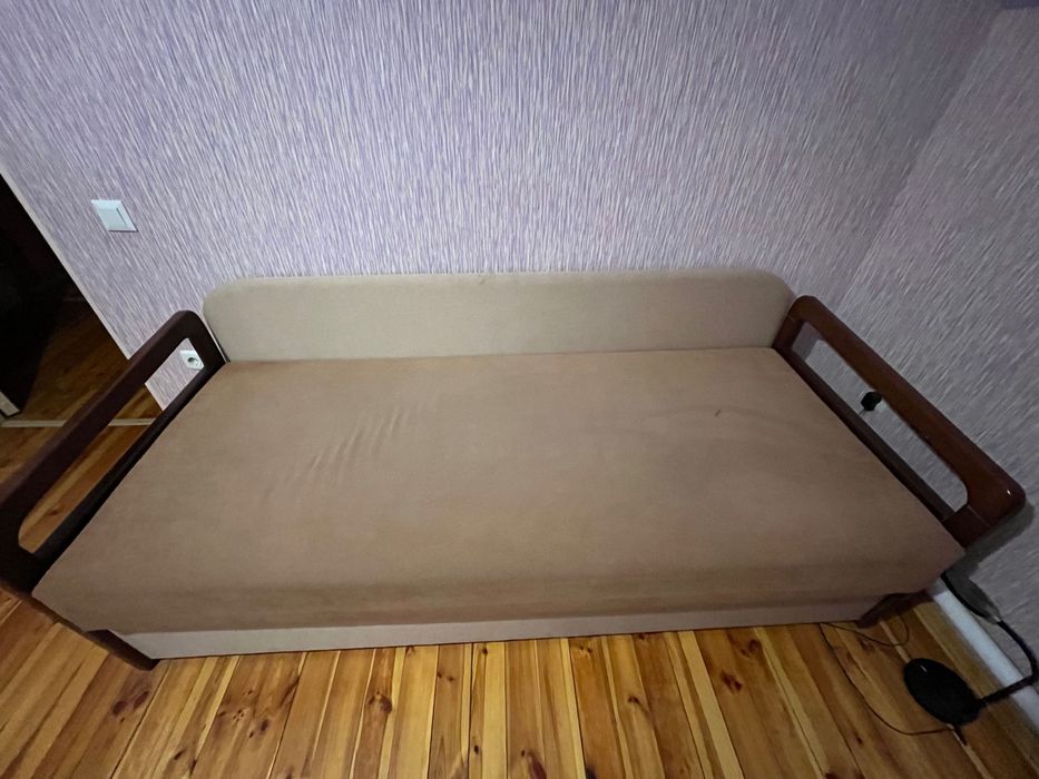 Продам диван в дуже хорошому стані. Розмір 190*90. Ціна 5000 грн.