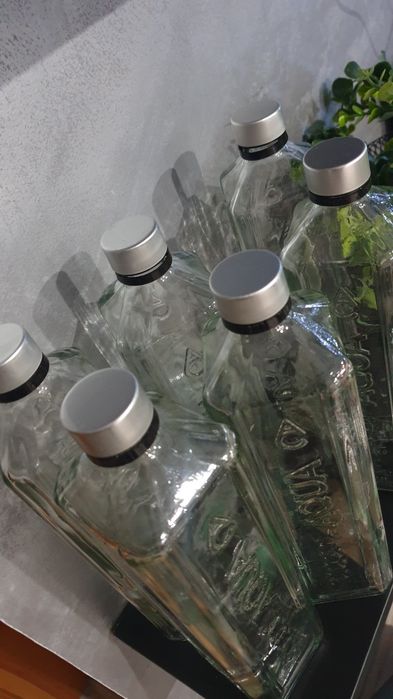 Szklana butelka zakręcana z gwintem  0.75 ml.butelki   bidon
