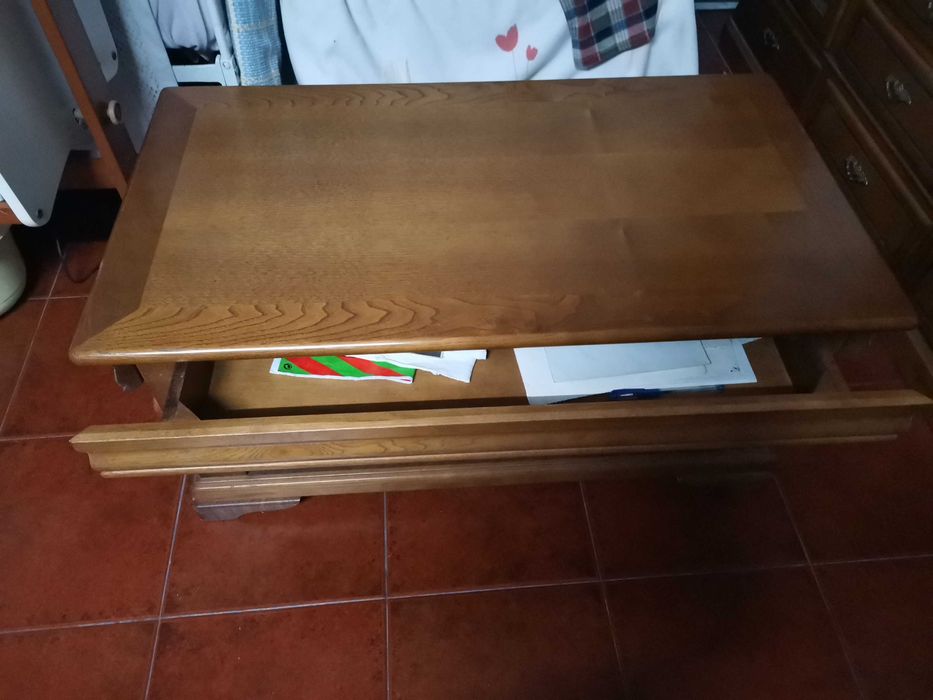 Mesa de sala em madeira