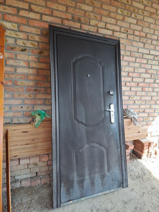 Дверіі вхідні металопластикові, металеві і дерев'яні  5 шт