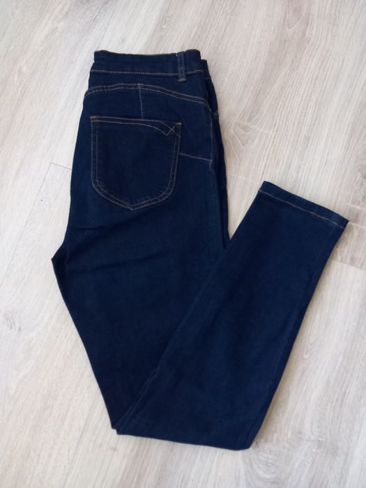 Granatowe jeansy