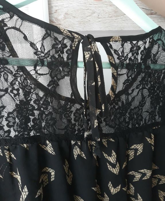 Zwiewna krótka sukienka z koronkową wstawką