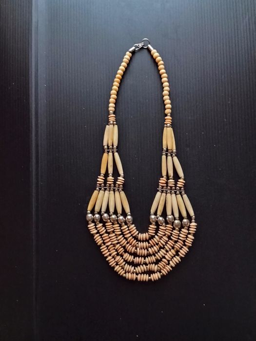 Naszyjnik wielorzędowy.