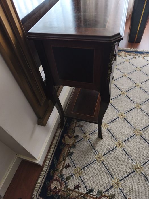 Móvel com embutidos em bronze em estado novo