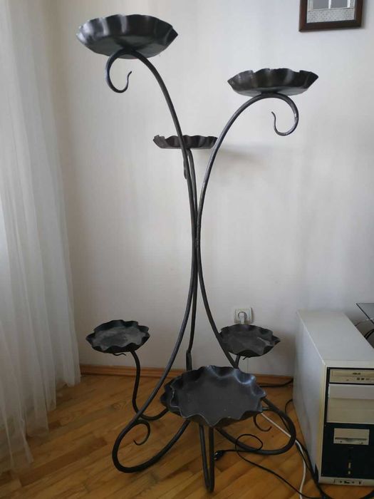 Кована підставка для вазонів