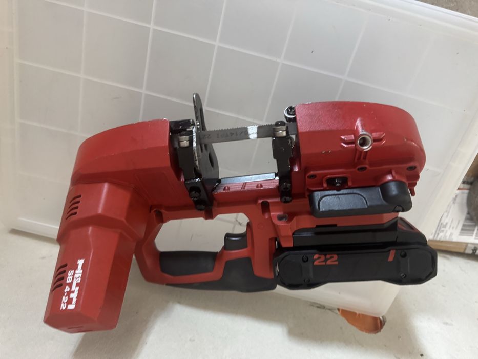 Hilti SB 4-22 Nuron. Przenosna pila tasmowa