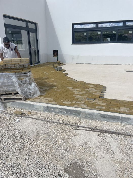 Aplicação de todo tipo calçada portuguesa pavê lancil e outrs