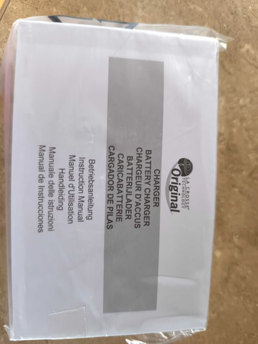 La Crosse Technology RS700 ładowarka do baterii z ekranem LCD