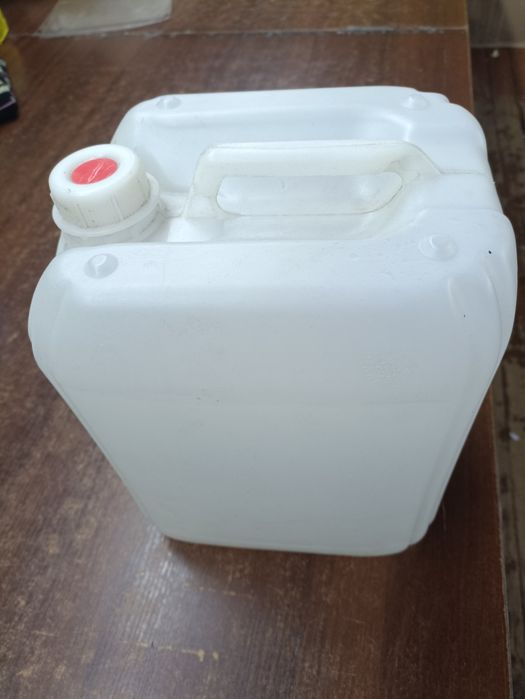 Продам каністри з під води. 10 л,висота 30 см ,діаметр 80 см