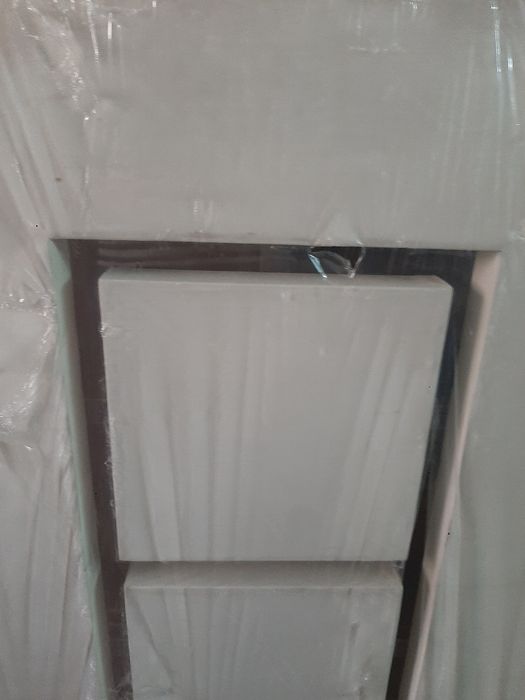 Tela branca 120x64x4 cm.