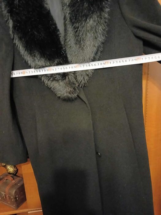 Płaszcz damski z odpinanym kołnierzem