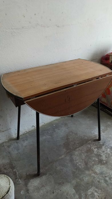 Mesa redonda com gaveta