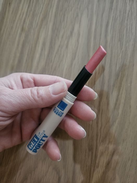 Pomadka Avon nawilżająca jak aksamit pinky chlor trend