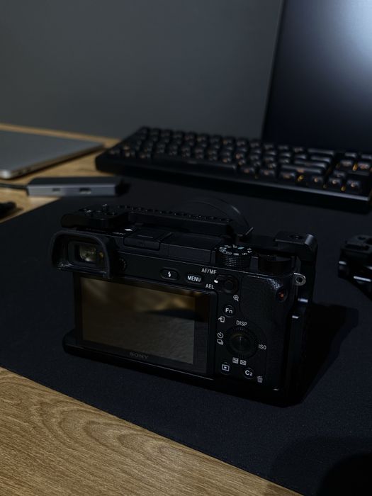 Aparat Sony A6300, 3 Baterie, 2 Obiektywy, Klatka i uchwyt Smallrig