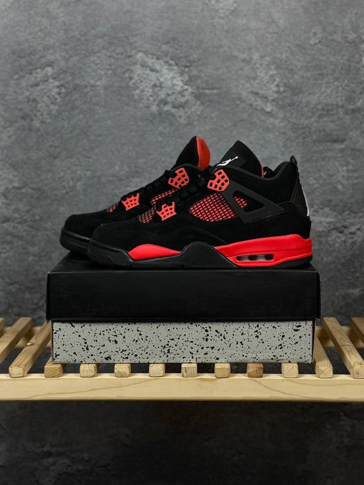 Кросівки Jordan 4 Retro Red Thunder.

Розміри: 
41, 42, 46, 47.5