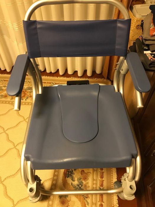 Vendo cadeirāo, cama eletrica e cadeira de casa de banho