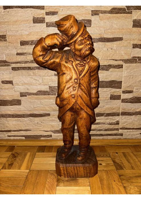 Figurka drewniana ręcznie robiona - Pan z kapeluszem i butelką