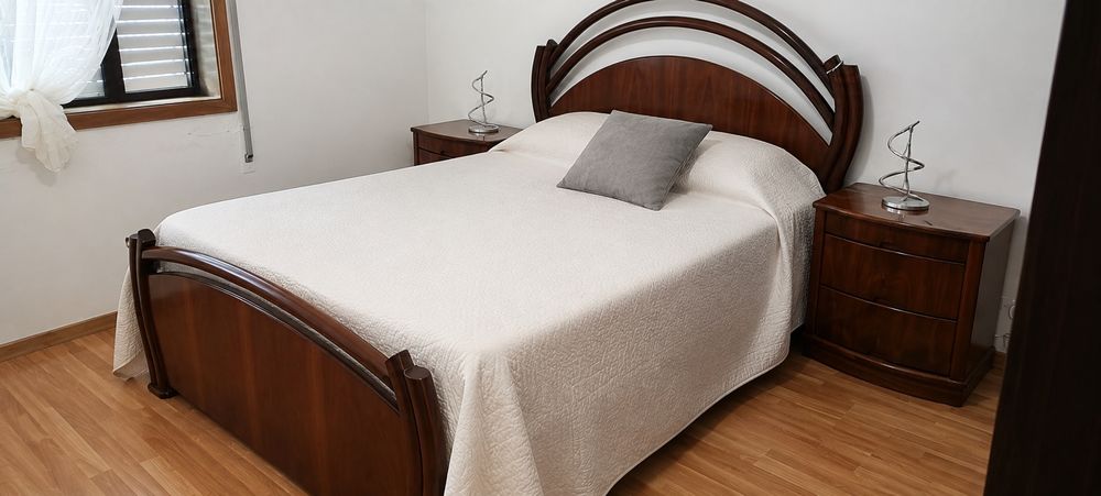 Cama de casal e mobília em cerejeira