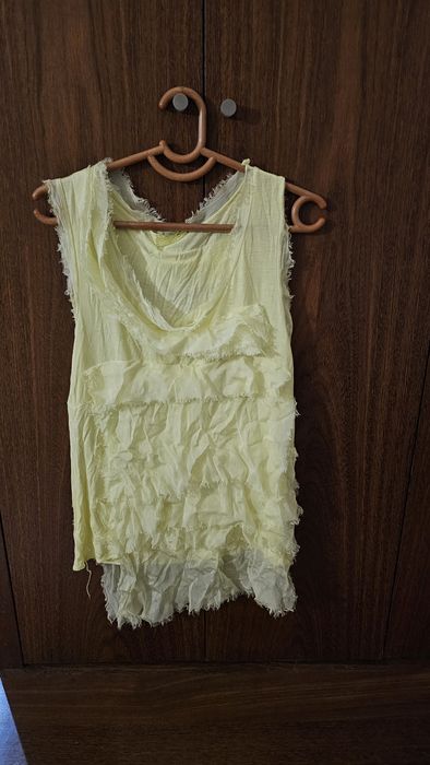 T-shirt túnica sem mangas com folhos