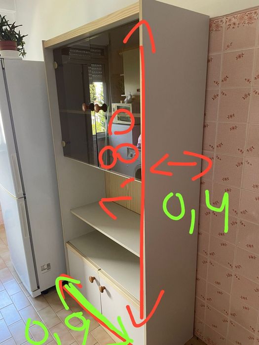 Móvel impecável com estante e porta de vidro
