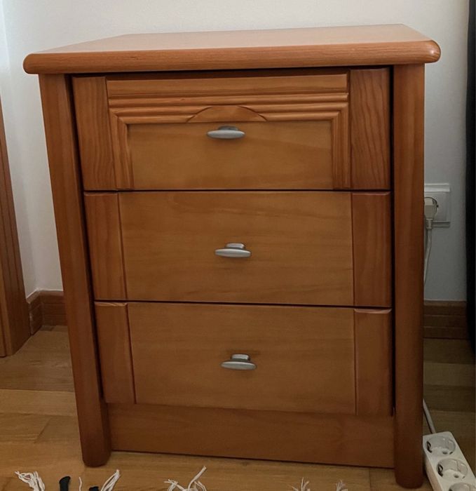 Mesa de cabeceira em pingo de mel