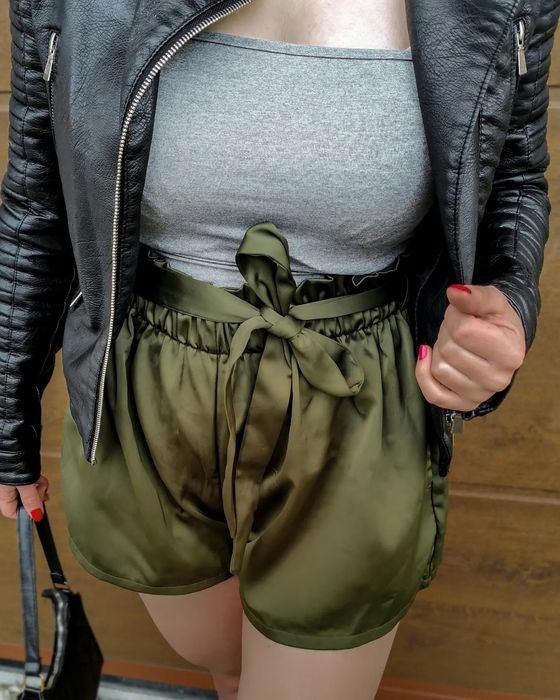 Szorty khaki satynowe wysoki stan