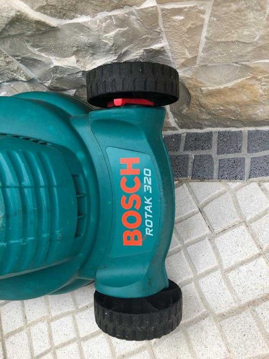 Dois cortadores de relva  Bosch e Ryobi