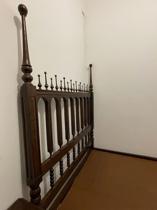 Cama + banca de cabeceira (Carvalho)