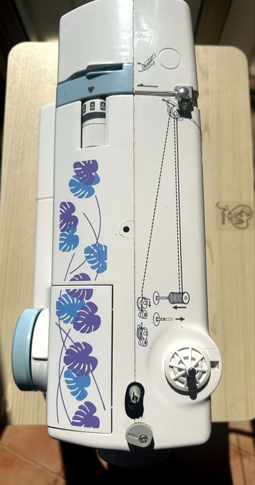 Máquina de Costura Toyota ECO15CB – 15 Pontos – 65W