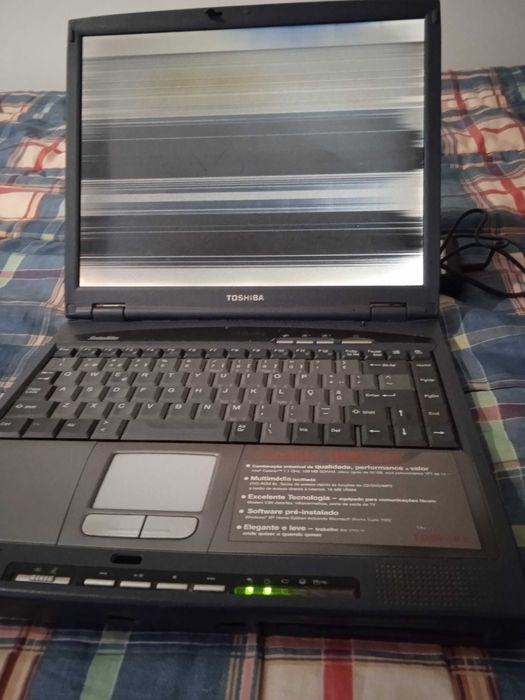 Portátil Toshiba Satellite antigo