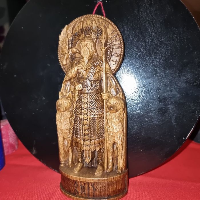 Статуэтка Один из дерева