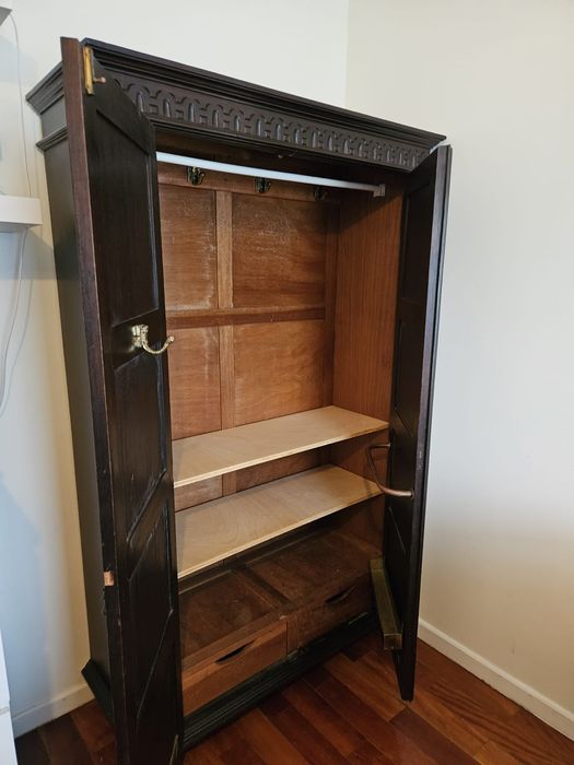 Armário antigo em madeira maciça