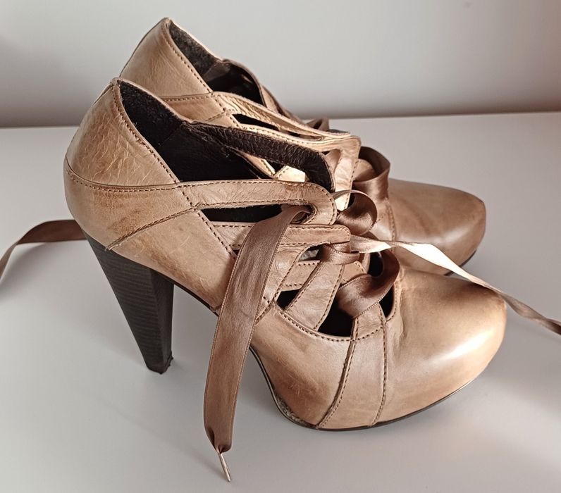 Botins de Tacão em Pele 38