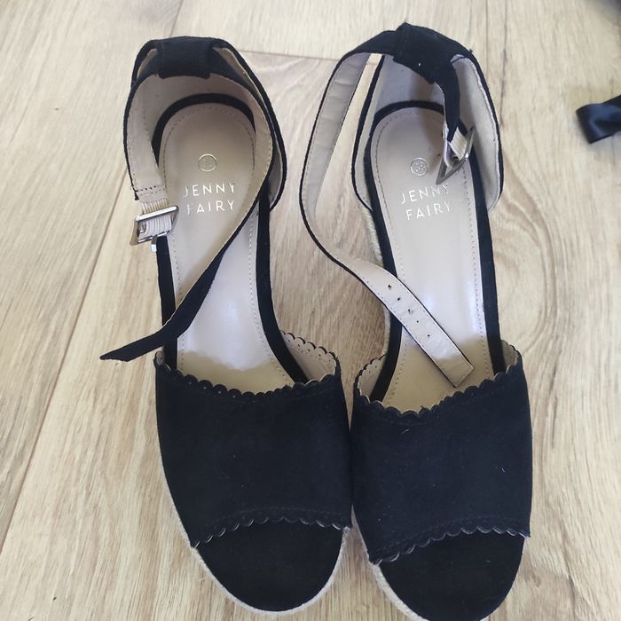 Sandałki na koturnie