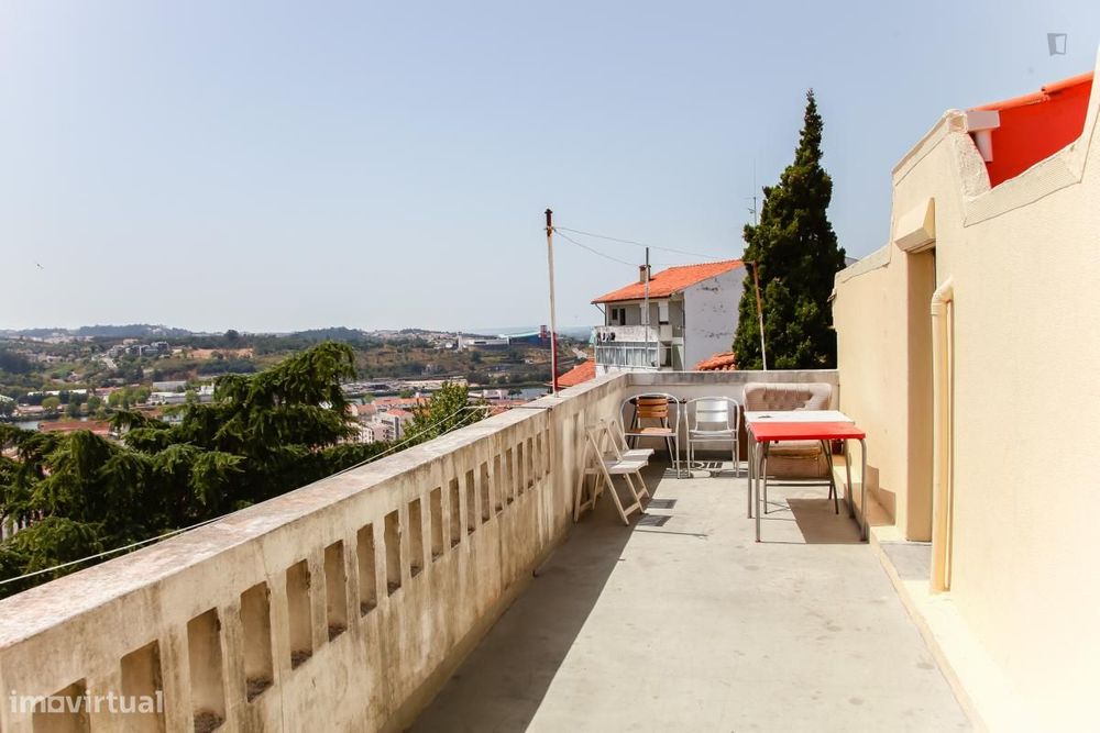 Quarto - localizado em Montes Claros Coimbra