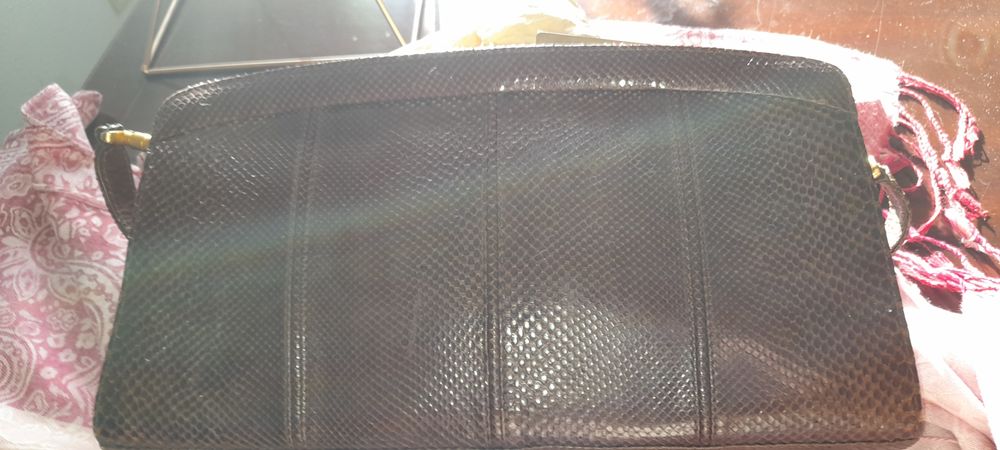 Mala em pele de cobra