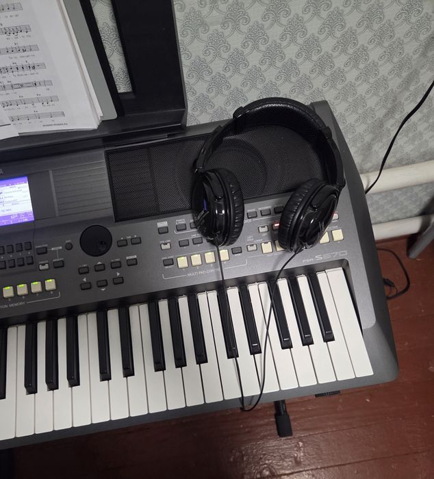 Продам синтезатор Yamaha PSR S670
