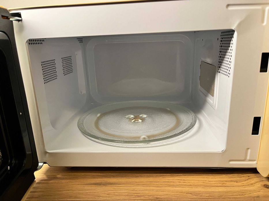 Mikrofalówka Cecotec Proclean 3010 Retro, 20 L, 700 W, Nowa z defektem