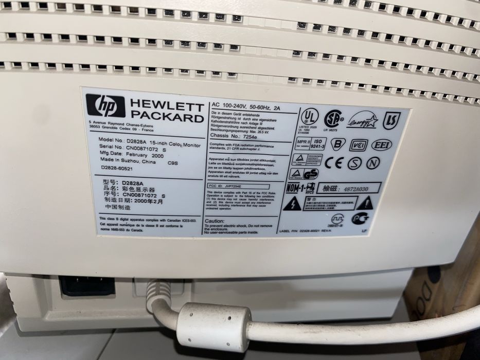 HP NetServer 3000 Server and Monitor63824227459329123