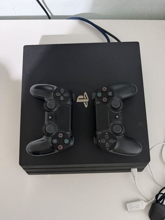 PS4 PRO como nova + 2 comandos