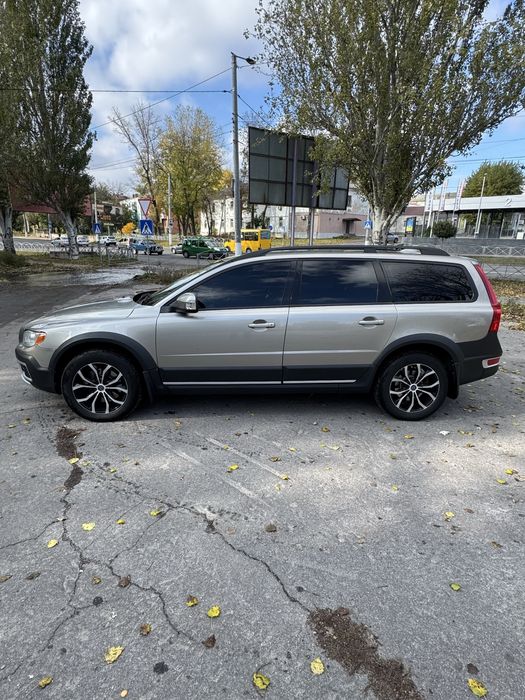 Volvo XC70 — надійний повнопривідний універсал у чудовому стані