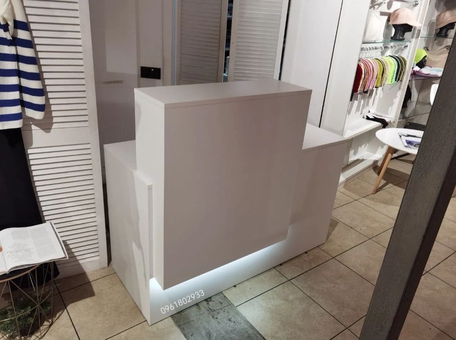 Рецепція. Ресепшн. Стійка адміністратора